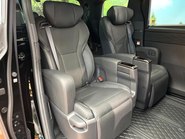 広々とした2列目シートは居住性が高く、居心地も快適！友達や家族とのお出かけにぴったりです。ベビーシートやチャイルドシート使用時も快適にお過ごしいただける十分な空間を確保しています。