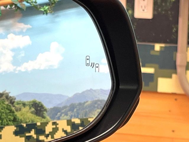 【ブラインドスポットモニター】走行中、ドアミラーの死角になりやすい箇所に後続車が接近するとサイドミラーのレンズに警告を表示！ドライバーに注意喚起をしてくれます。