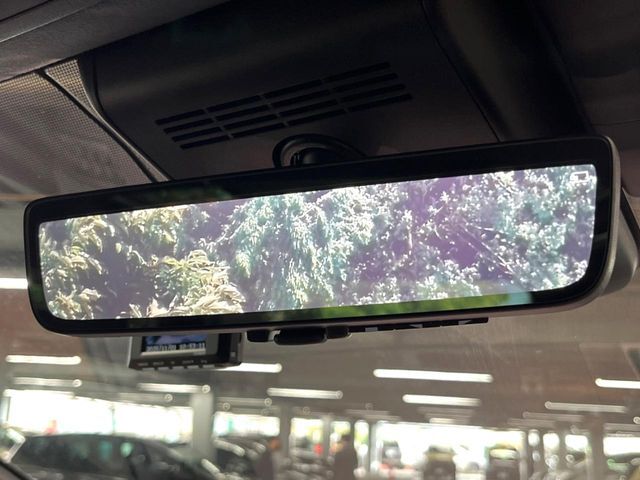 【デジタルインナーミラー】後席の大きな荷物や同乗者で後方が確認しづらい時でも安心！カメラが撮影した車両後方の映像をルームミラー内に表示。クリアな視界で状況の確認が可能です！