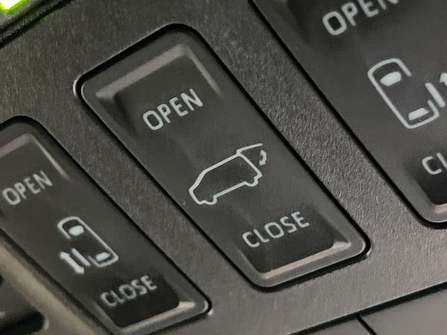 【パワーバックドア】スマートキーや運転席のボタンを押すだけでリアゲートが自動で開閉します！荷物を持っている時や、高い位置にあるバックドアを閉める際に便利な機能です♪