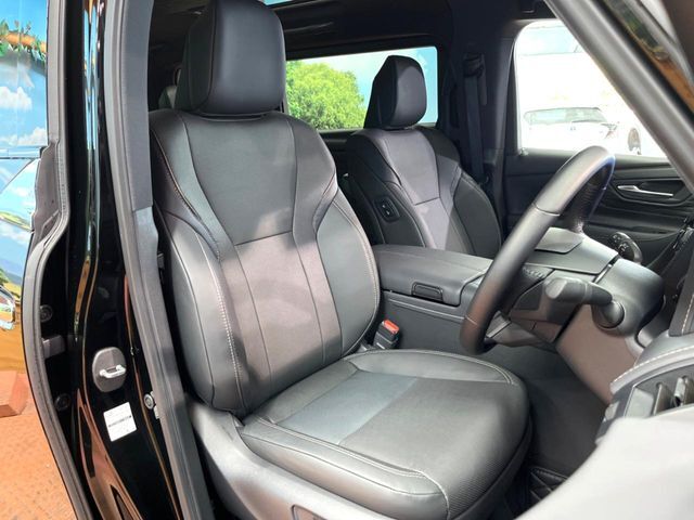 【合皮レザーシート】汚れのふき取りが容易でメンテナンスもが簡単な、機能性に優れる合成皮革を採用した上質なシートです。座り心地もよく、高級感あふれる心地良い車内空間を演出してくれます。