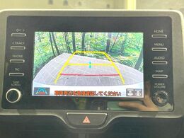 【バックカメラ】駐車時に後方がリアルタイム映像で確認できます。大型商業施設や立体駐車場での駐車時や、夜間のバック時に大活躍！運転スキルに関わらず、今や必須となった装備のひとつです！