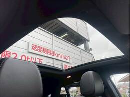 開放感あふれるドライブをお楽しみいただけるサンルーフを装備。天気の良い日にサンルーフを開けると気分が高まりますね！