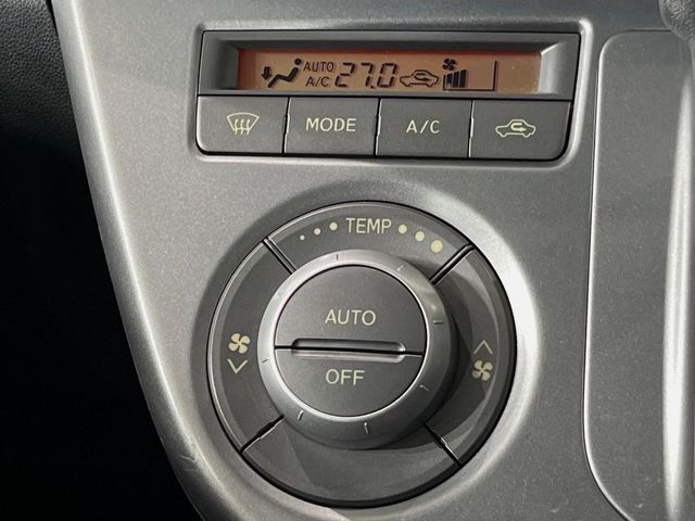 【オートエアコン】一度お好みの温度に設定すれば、車内の温度を検知し風量や温度を自動で調整。暑い…寒い…と何度もスイッチ操作をする必要はありません。快適な車内空間には必須の機能ですね♪
