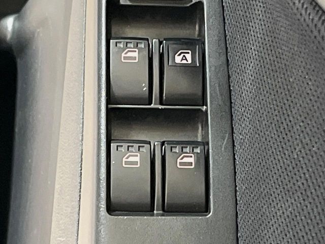 【パワーウィンドウ】ボタン一つで簡単に窓の開閉ができるのでとっても便利！運転中でも楽々操作♪