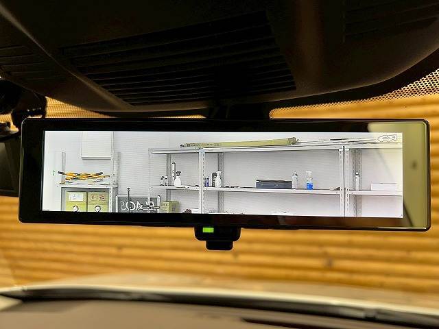 【デジタルインナーミラー】荷室や後席に遮られず、後方確認が可能。さらに走行中の前後方カメラ映像を録画も可能です。