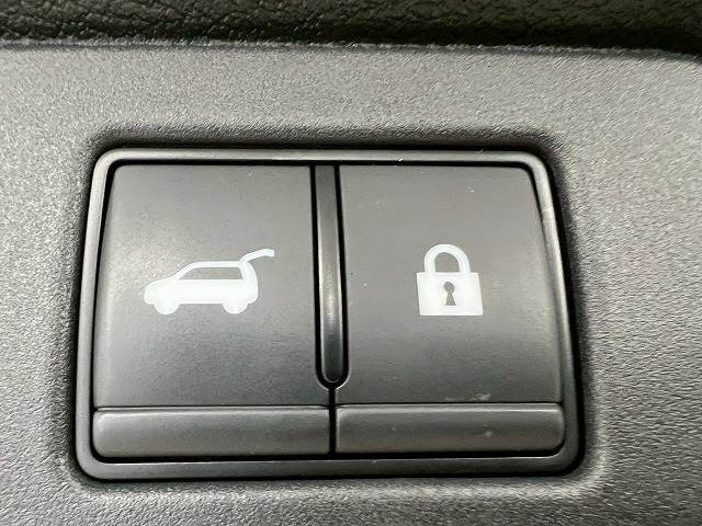 【電動リアゲート】装備しております。両手が塞がた状態からワンタッチでリアゲートを開閉出来る便利なオプションです。