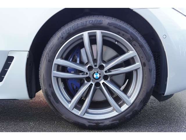 BMW承認の純正タイヤを装備しております☆お問合せ（無料ダイヤル）0078-6002-613077迄お待ちしております。大阪府吹田市芳野町5-55　毎水曜、第二火曜日定休　営業時間10：00～19:00