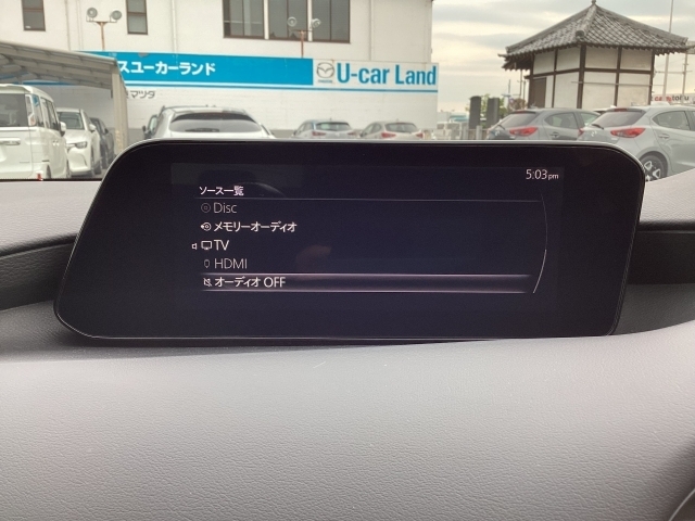 運転手の視界を遮らないモニターデザイン