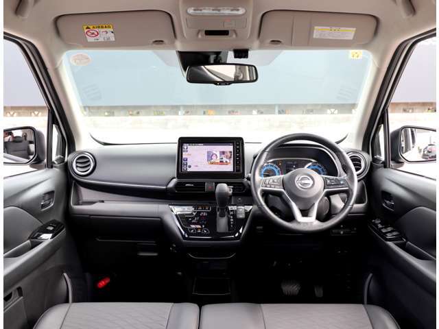 運転席からの視界が左右に広く隅々まではっきりと見えます！クルマの前端も把握しやすく安心です！