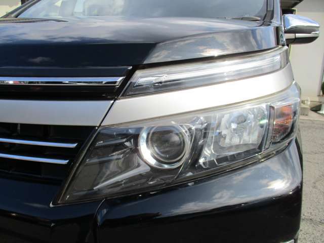 ヘッドライトのくすみや小さな傷など、くすんだレンズもある程度まで綺麗に復活します♪お車のライトが気になる方はお気軽にご相談下さいね♪