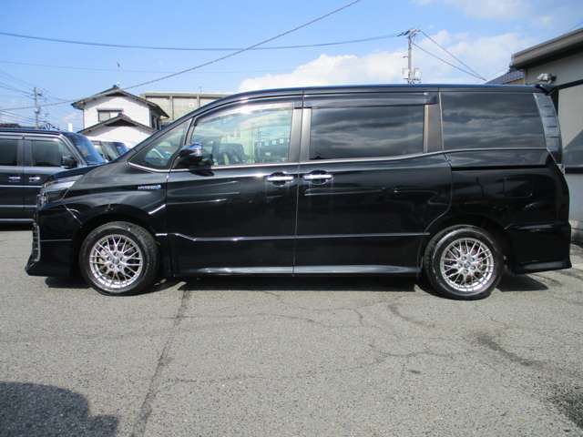 狭い場所でも乗り降り楽々便利な自動スライドドア搭載！自動でスライドドアが開閉するので、テンションUPです。