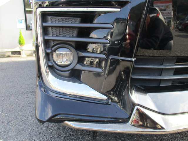 ライトのくすみや小さな傷など、くすんだレンズもある程度まで綺麗に復活します♪お車のライトが気になる方はお気軽にご相談下さいね♪