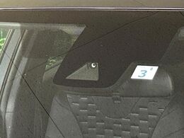 【トヨタセーフティセンス】走行中に前方の車両等を認識し、衝突しそうな時は警報とブレーキで衝突回避と被害軽減をアシスト。より安全にドライブをお楽しみいただけます。