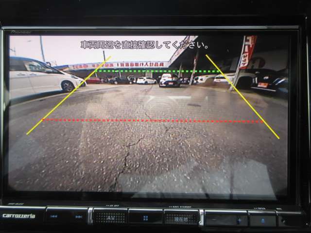 バックが苦手な方は必見！ライン表示付きのバックモニターが障害物を映し出してくれます！