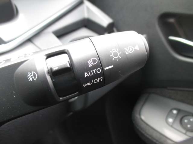 車外の明るさに応じでライトを点灯、消灯してくれるオートライト機能です☆お天気の良い昼間のトンネル走行などオートにしてると便利で安心です☆エンジン停止時にライトの消し忘れも無くなります☆
