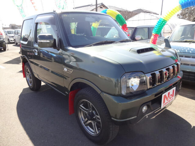 【当店のこだわり】入庫後のお車は選任スタッフによる細部清掃を実施しております。足回り、エンジンルーム、室内、室外を隅々まで綺麗にしております。展示車はピカピカです。全国配送も可能ですのでご相談下さい！