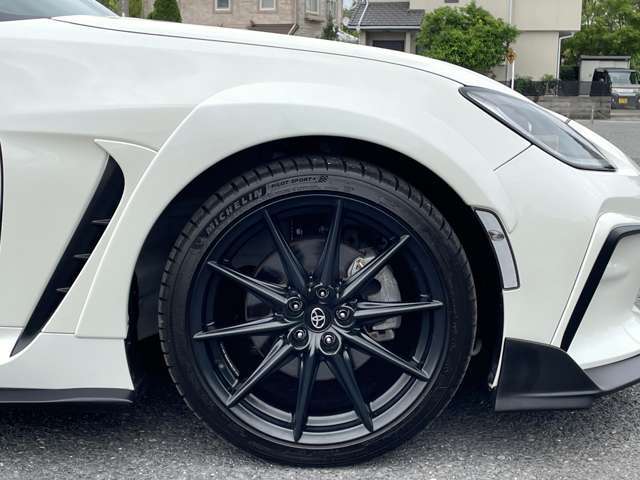 【板金・コーティング仕上げ】板金補修からガラスコーティング施工など、各種の仕上げオプションを承ります。　詳しくはスタッフにお尋ねください。