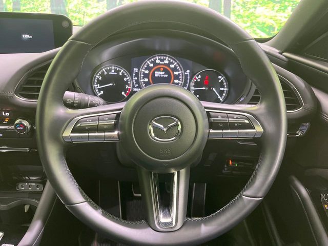 【純正革巻きステアリング】上質な革を使用することで、手にしっかり馴染みとても運転しやすいハンドルです♪