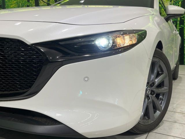【LEDヘッドライト】悪天候や夜間走行時も良好な視界を確保し安心して運転できる高輝度LEDヘッドライトを装備！点灯速度が早く、消費電力も抑えられています。