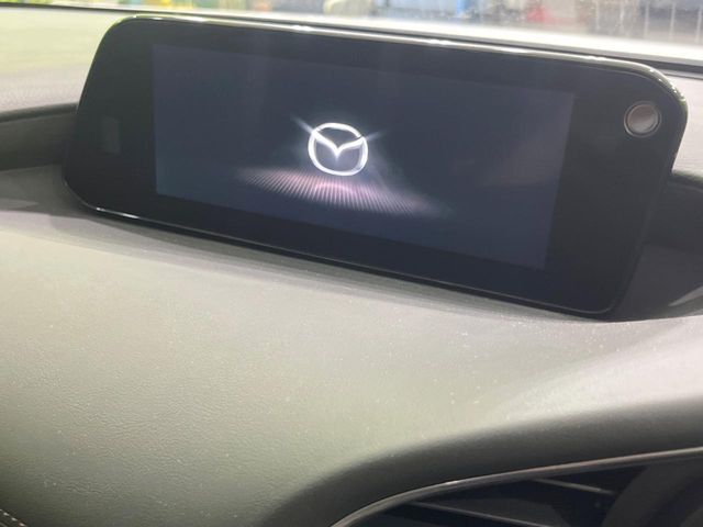 【8.8インチマツダコネクト】車内の雰囲気にマッチした大型のディスプレイ。スマホ接続でのナビ使用やBluetooth再生等、様々な機能が楽しめます。直感的なダイヤル操作が可能で、使い勝手も良好です。