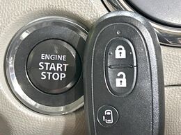 【キーレススタートシステム】カバンやポケットに入れたままでもドアの施錠・解錠が可能なスマートキーを装備。エンジンのオン・オフ時もカギを取り出す必要が無いからとっても便利です♪