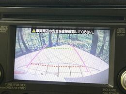 【バックカメラ】駐車時に後方がリアルタイム映像で確認できます。大型商業施設や立体駐車場での駐車時や、夜間のバック時に大活躍！運転スキルに関わらず、今や必須となった装備のひとつです！