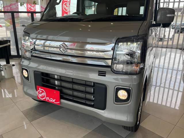 暗闇でも前方をくっきりと照らしてくれるライトです。夜の運転でも安心ですね。