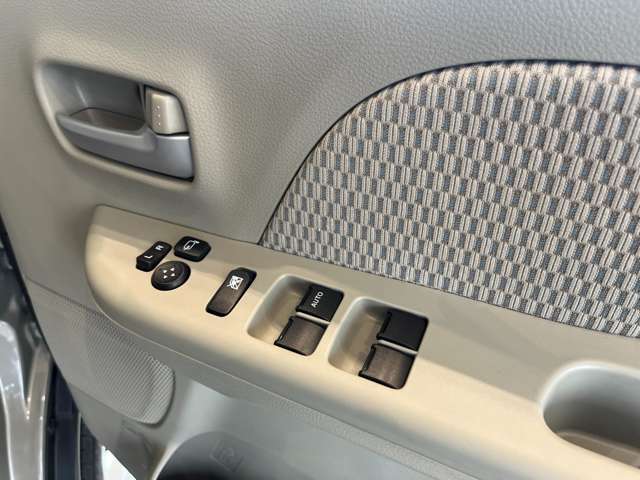 パワーウィンドウのスイッチですよ。運転席に居ながら窓を開け閉めのコントロールできます。