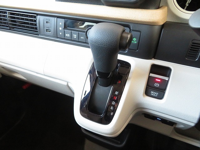 インパネシフトだから視線の移動も少なく足元もスッキリ♪運転席もゆったりしているのでゆとりを持ってドライブできますね！
