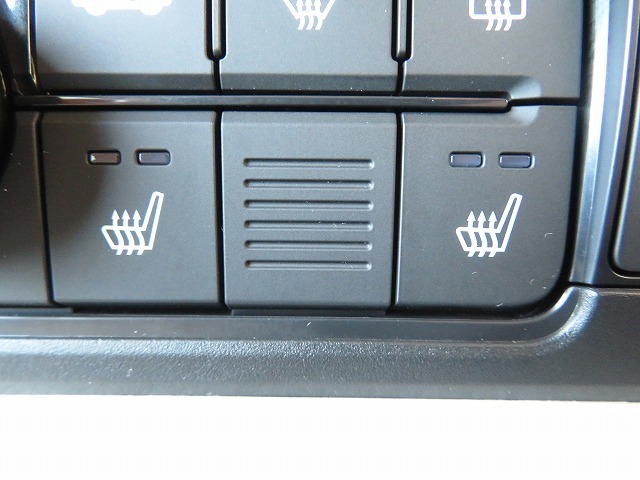 シートヒーター装備車両♪♪寒い冬はもちろん♪肌寒い春先・秋口まで活躍してくれるあると嬉しい装備です♪♪