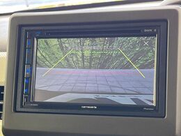 【バックカメラ】駐車時に後方がリアルタイム映像で確認できます。大型商業施設や立体駐車場での駐車時や、夜間のバック時に大活躍！運転スキルに関わらず、今や必須となった装備のひとつです！