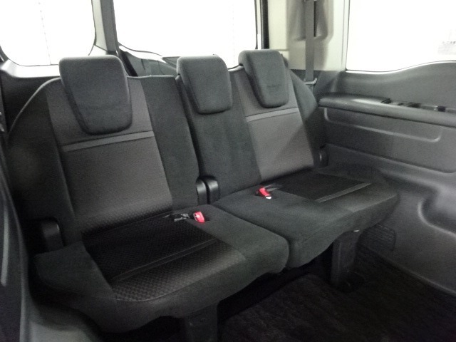 【サードシート】3列目に座っても心地よい空間、快適に過ごせるように設計されています。
