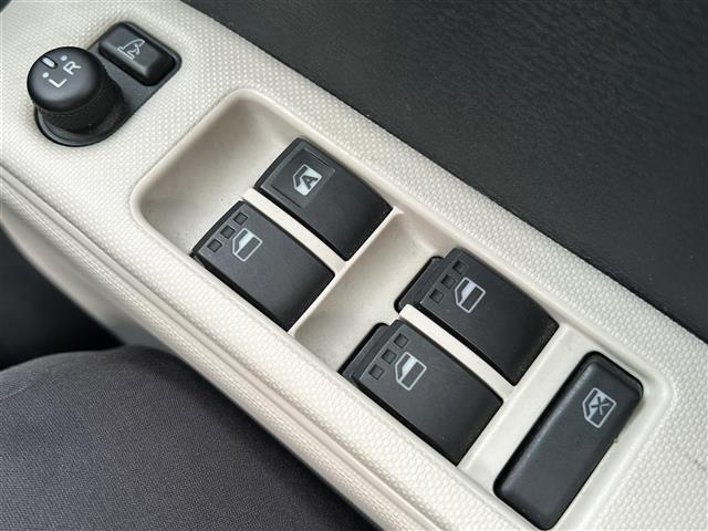 【パワーウインドウ】窓はボタンひとつで楽々開閉♪