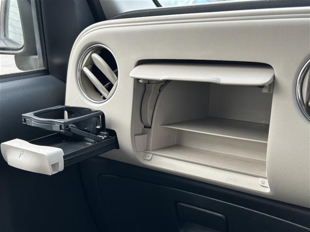 【グローブボックス】深い収納スペース。