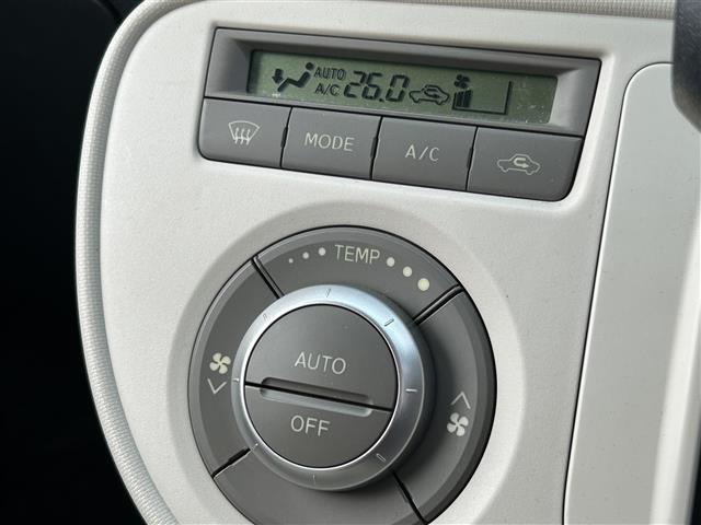 運転席周りのスイッチ類になります。様々な装備がついておりますので、ご不明な点があれば、いつでもお問い合わせお待ちしております。