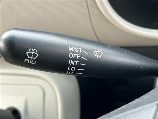 運転席周りのスイッチ類になります。様々な装備がついておりますので、ご不明な点があれば、いつでもお問い合わせお待ちしております。