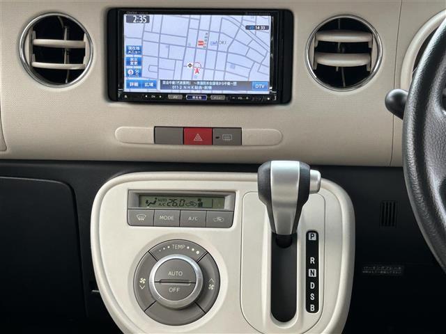 運転席周りのスイッチ類になります。様々な装備がついておりますので、ご不明な点があれば、いつでもお問い合わせお待ちしております。