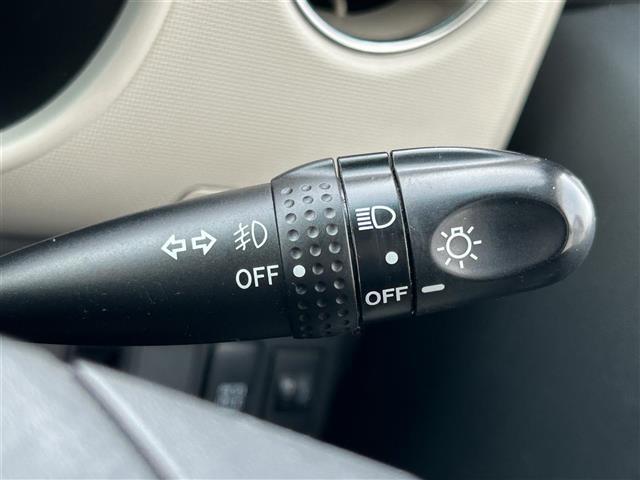 運転席周りのスイッチ類になります。様々な装備がついておりますので、ご不明な点があれば、いつでもお問い合わせお待ちしております。