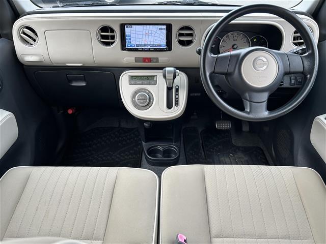 【前席全体】シンプルかつ機能的な内装です。