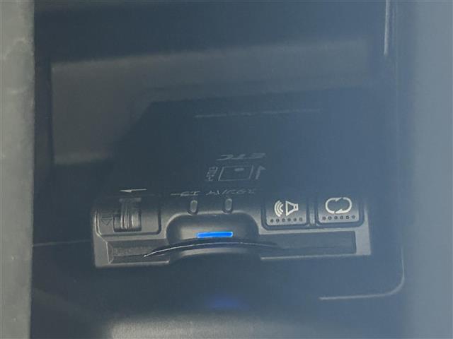 【ETC】有料道路を利用する際に料金所で停止することなく通過できる、ETC車載器（ノンストップ自動料金収受システム機器）が装備されています。セットアップを行うことで利用可能になります。