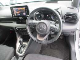 オートエアコン付きですので、運転に集中したまま温度調節が可能です。こうゆう細かな装備が想像以上に重宝します。