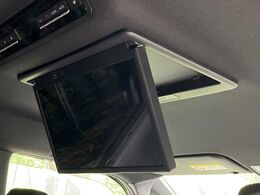 【フリップダウンモニター】大画面モニターで後席でもエンタメをお楽しみいただけます。小さなお子様にも大人気の装備です♪