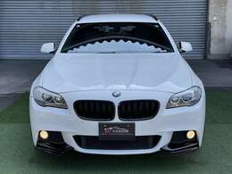 安全性と機能性はもちろん、BMWはスポーティさを高めたスタイリングと高い空力性能を両立しています！カラーは大人気のパールホワイトです。ぜひ一度、実車をご覧ください。