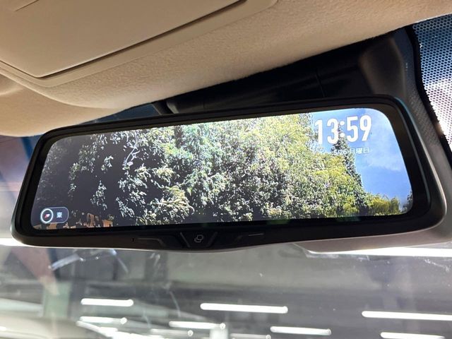 【デジタルインナーミラー】後席の大きな荷物や同乗者で後方が確認しづらい時でも安心！カメラが撮影した車両後方の映像をルームミラー内に表示。クリアな視界で状況の確認が可能です！