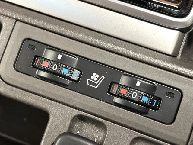 【シートベンチレーション】夏場は涼しい風でお尻や背中の熱やムレを防ぎ、冬はエアコンよりも早く温まってポカポカに！季節を問わず快適に過ごせます。