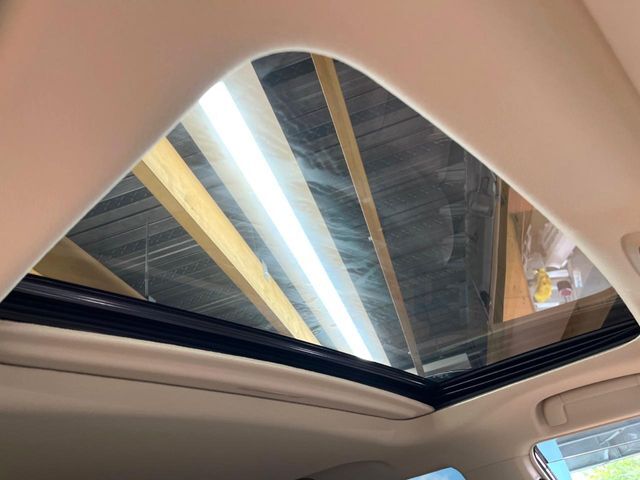 【大型サンルーフ】車内の解放感が一気に上がる大型のパノラマルーフ！季節を問わず開放的で快適なドライブをお楽しみいただけます。流通量も少なく希少価値の高い人気の装備です♪