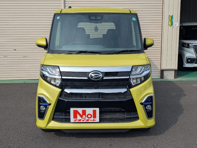【当店のこだわり】入庫後のお車は選任スタッフによる細部清掃を実施しております。足回り、エンジンルーム、室内、室外を隅々まで綺麗にしております。展示車はピカピカです。全国配送も可能ですのでご相談下さい！