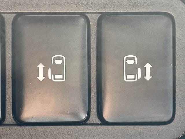 ミニバンに必須装備、両側電動スライドドア装備！車内へのアクセスも楽々行えます！