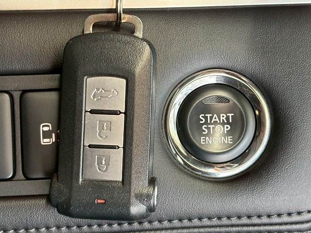 もはや定番となりつつある【スマートキー・プッシュスタート】鍵を持っているだけでエンジン始動から開閉まで行う事が出来ます。